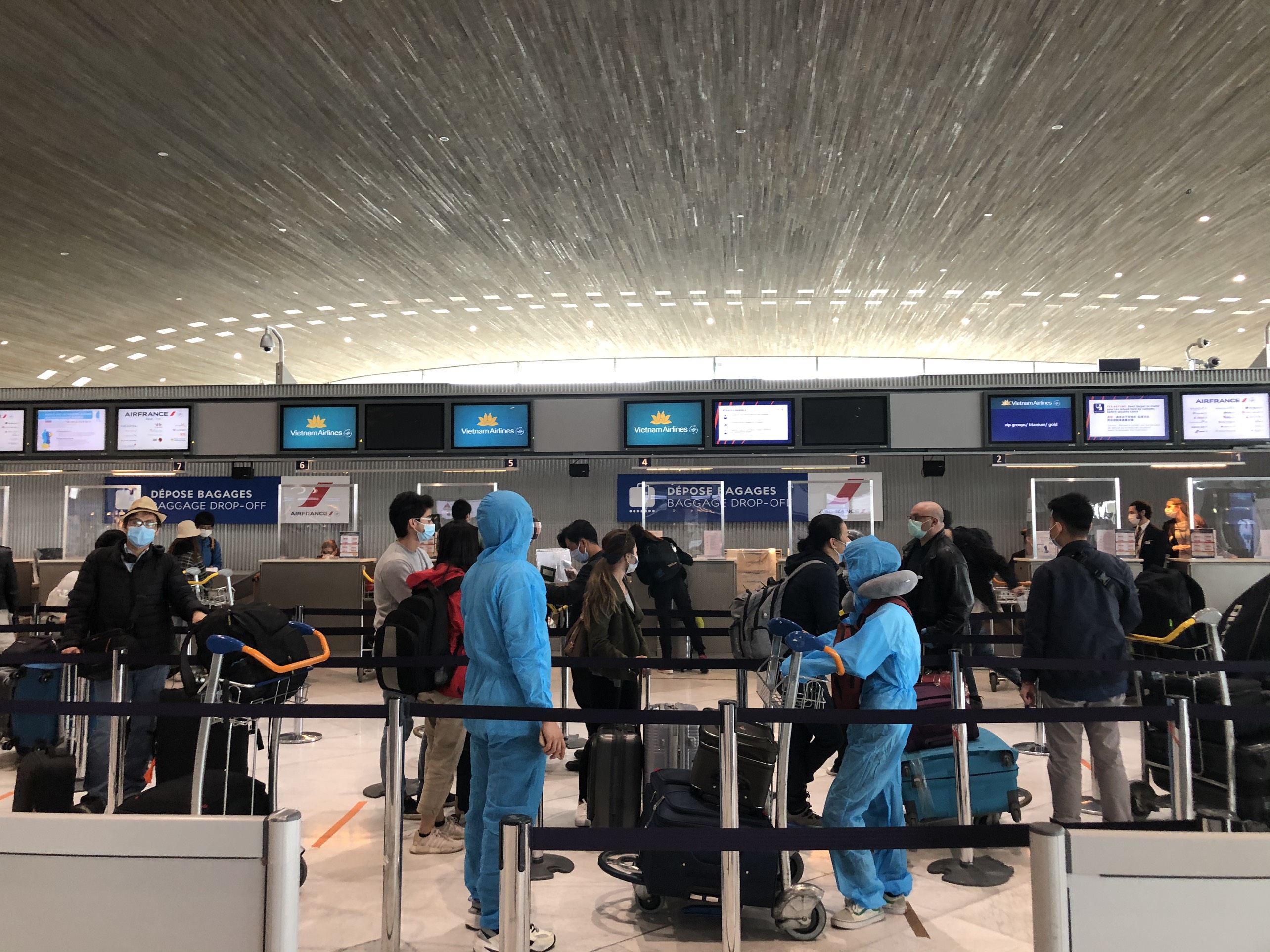 Công dân Việt Nam hồi hương từ Pháp trên chuyến bay của Vietnam Airlines